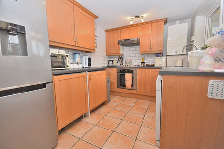 2 bedroom end terraced house to rent, Available from 28/06/2024
