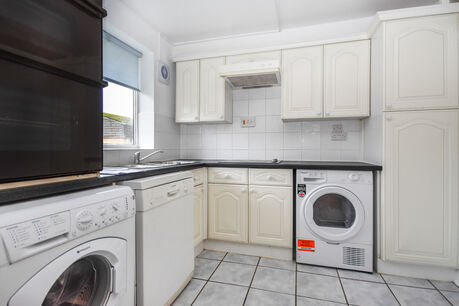 2 bedroom  flat to rent, Available from 15/04/2024