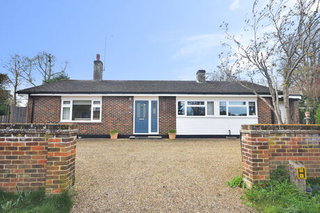 2 bedroom detached bungalow to rent, Available now