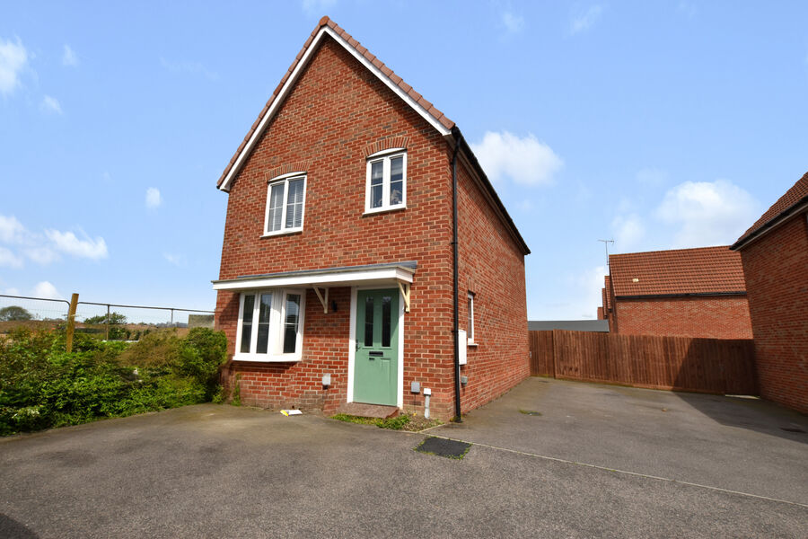 3 bedroom detached house to rent, Available from 12/07/2024