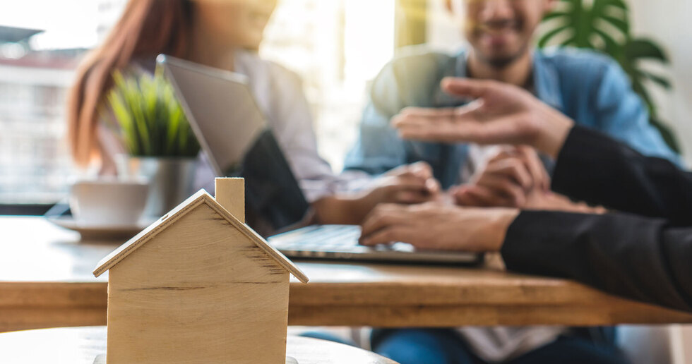Meeting between agent and landlord 